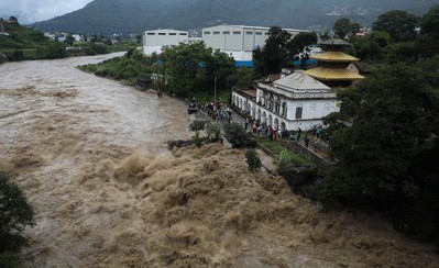 चोभारमा बागमतीको  तीव्र बहाव, हेर्न मानिसको भीड