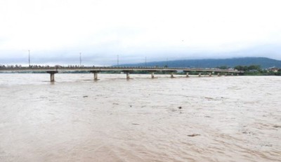 बाढी उर्लिएको नारायणीमा एक पुरुष हामफालेर बेपत्ता