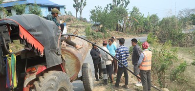 पानीको मुहान सुकेपछि ट्यांकरमा निर्भर छन् तीन सय घरपरिवार