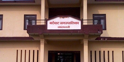 राष्ट्रिय गान गाएर दैनिक सेवा प्रवाह गर्दै बर्दघाट पालिका