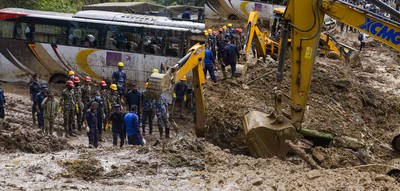 गाडीमा पुरिएका ३५ मध्ये १३ जनाको सनाखत