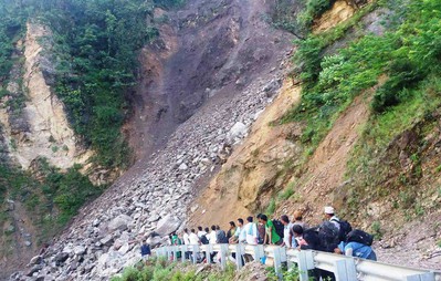 पहिरोले कर्णाली राजमार्ग अवरुद्ध