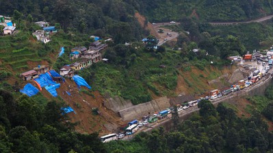 नागढुंगा नजिक पहिरो गएपछि सडक दुईतर्फी बन्द