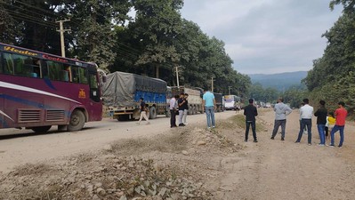 दाउन्नेमा दुईतर्फी यातायात सञ्चालन, सडक भासिने जोखिम कायमै