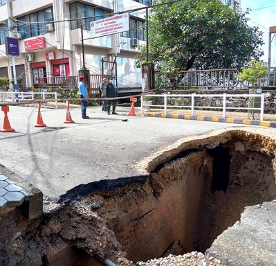 काठमाडौं महानगरपालिका कार्यालय नजिकै सडक भासिँदा आवागमनमा प्रभाव