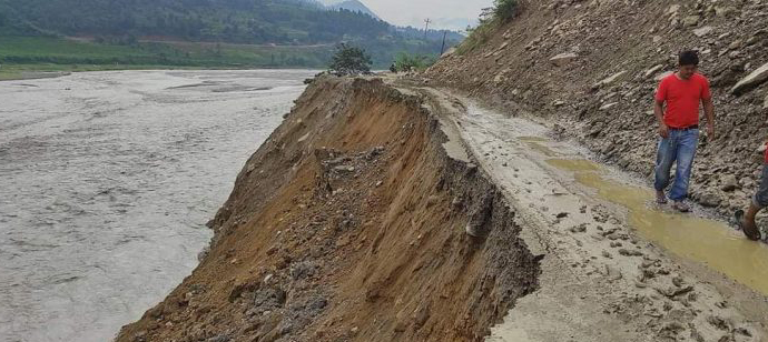 हेलम्बु राजमार्ग अवरुद्ध