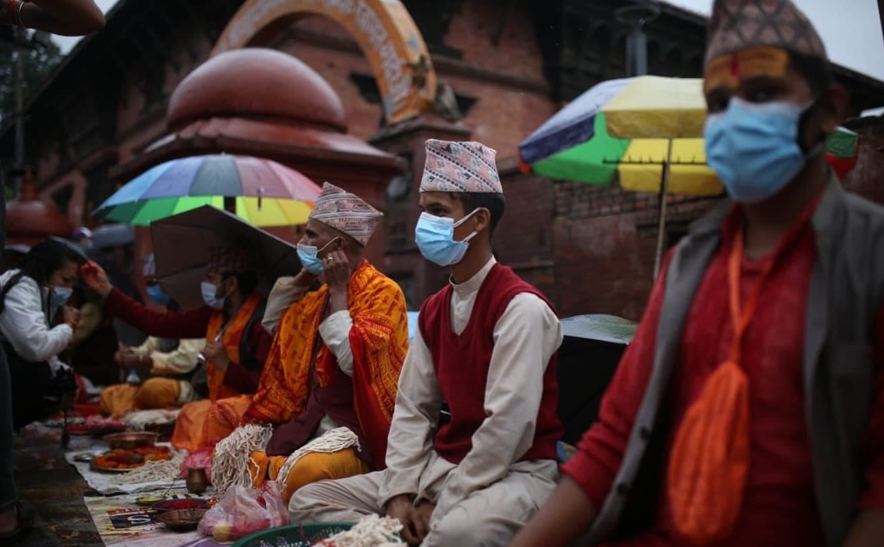 पशुपतिनाथको बाहिरी क्षेत्रमा रक्षाबन्धन तथा जनै पूर्णिमाको चहलपहल