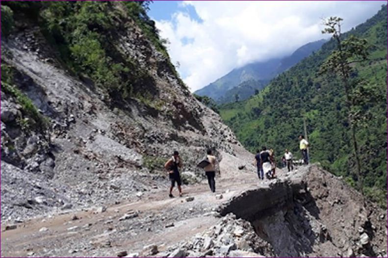 सञ्चालनमा आयो पहिराले अवरुद्ध भीमदत्त राजमार्ग