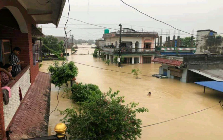 झरही खोलाको बाढीले परासी बजार डुबानमा, एकजना बेपत्ता