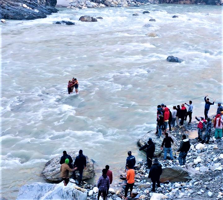 महाकाली नदीमा बगेकी महिलाको उद्धार