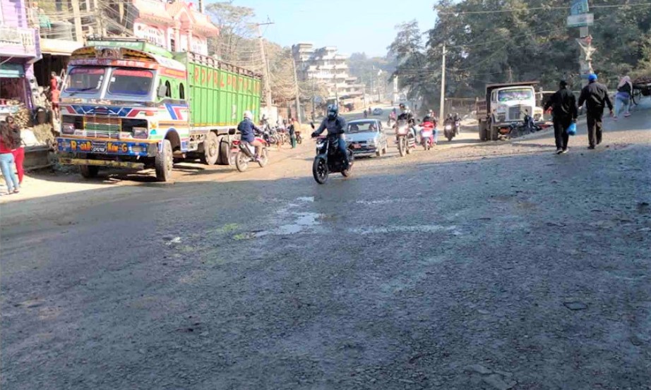 बाढीपहिरोका कारण देशका आधा दर्जन सडक अवरुद्ध