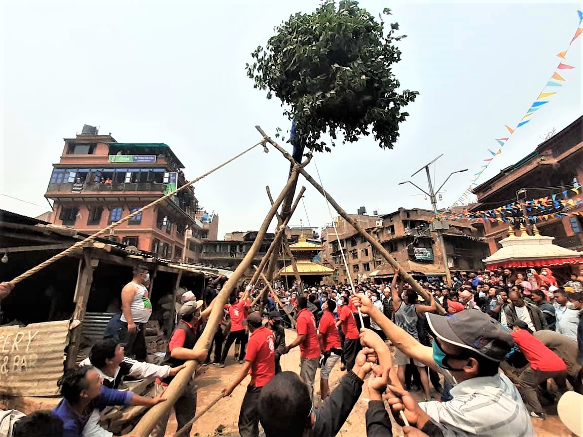 भक्तपुरमा हात नभएको लिङ्गो उभ्याइयो