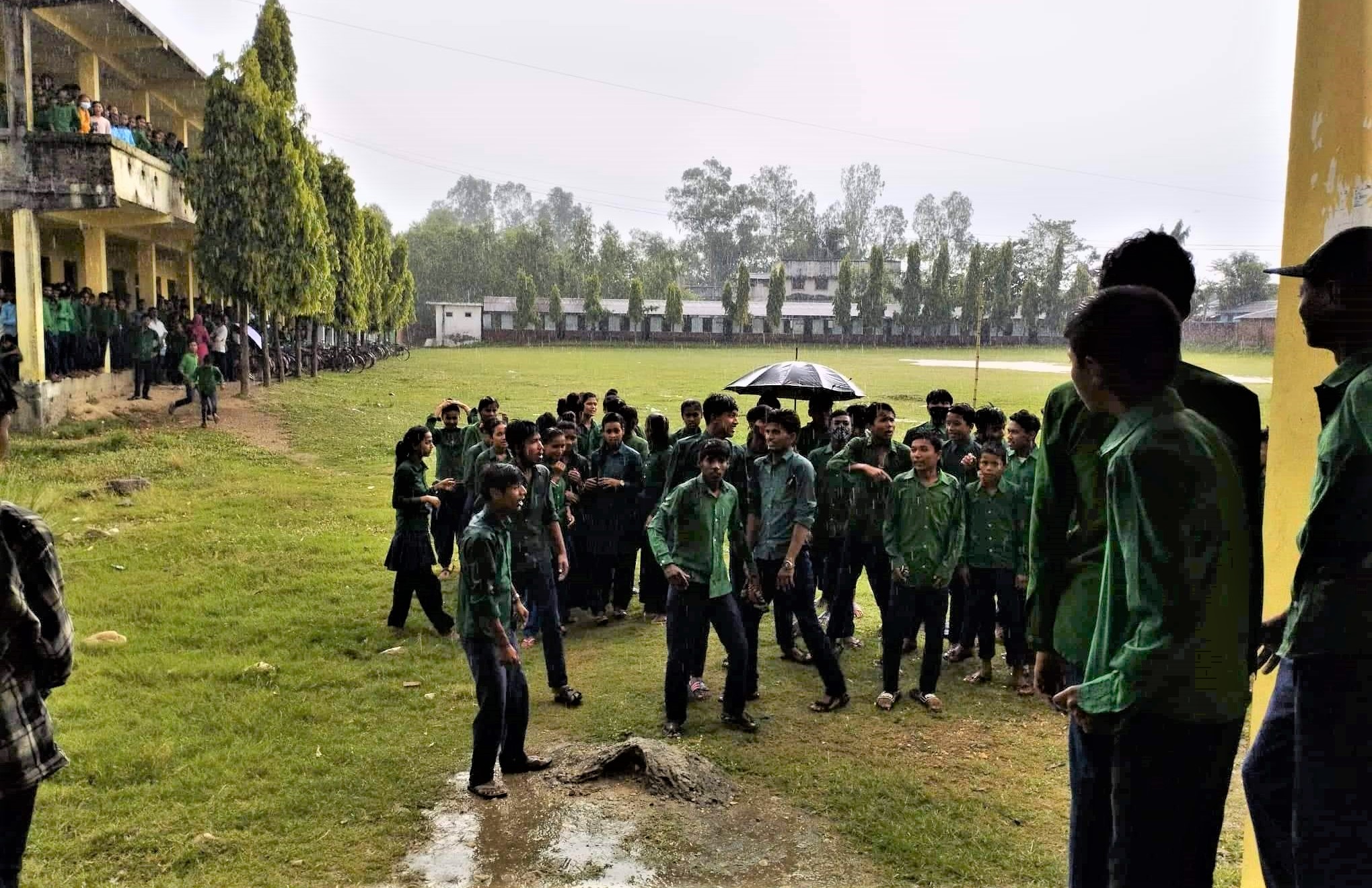 विद्यालय हाताभित्र मादक पदार्थ सेवन गरेको भन्दै विधार्थीहरूले गरे नाराबाजी