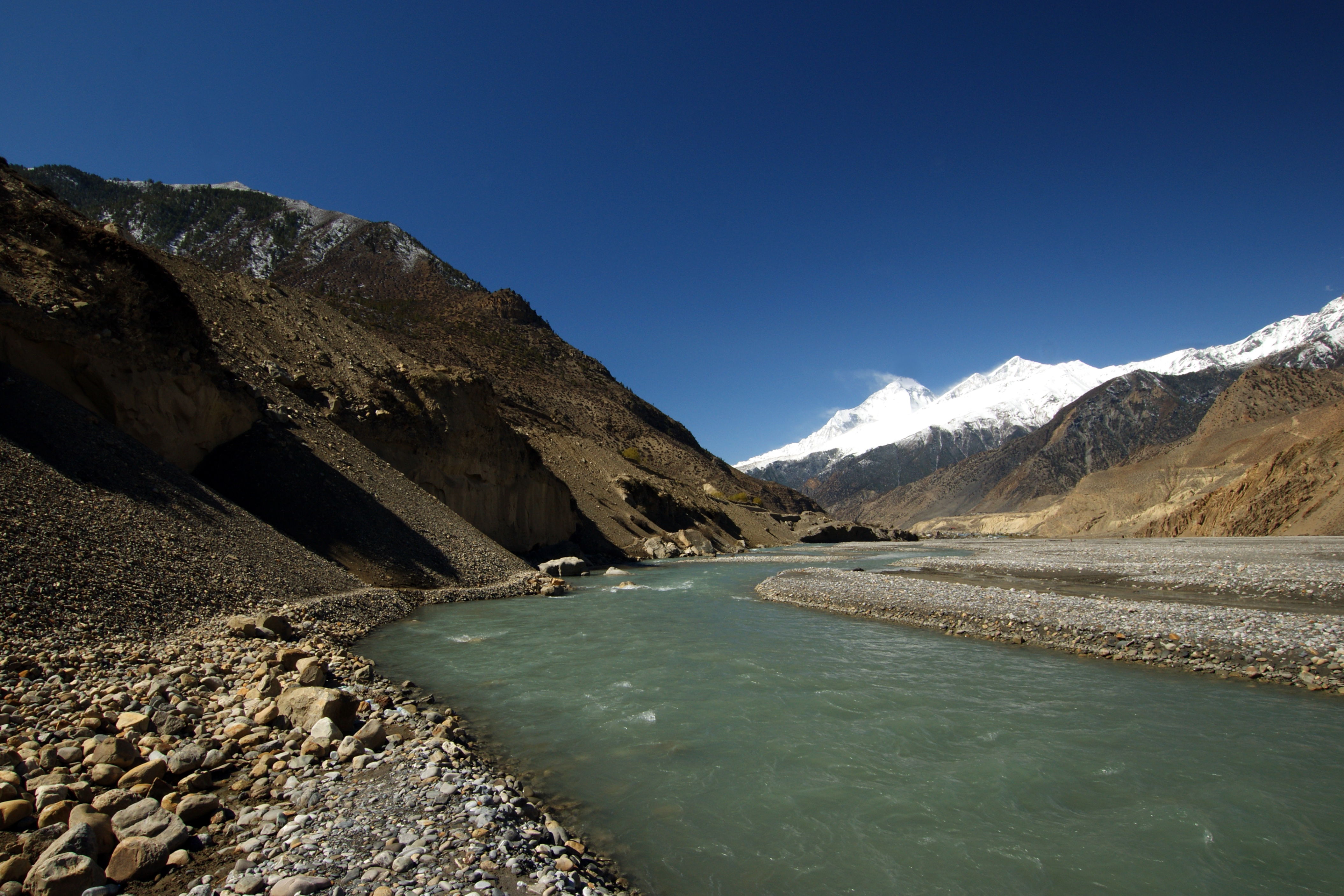 कालीगण्डकी नदीको कटान नियन्त्रण गर्न थालिएको