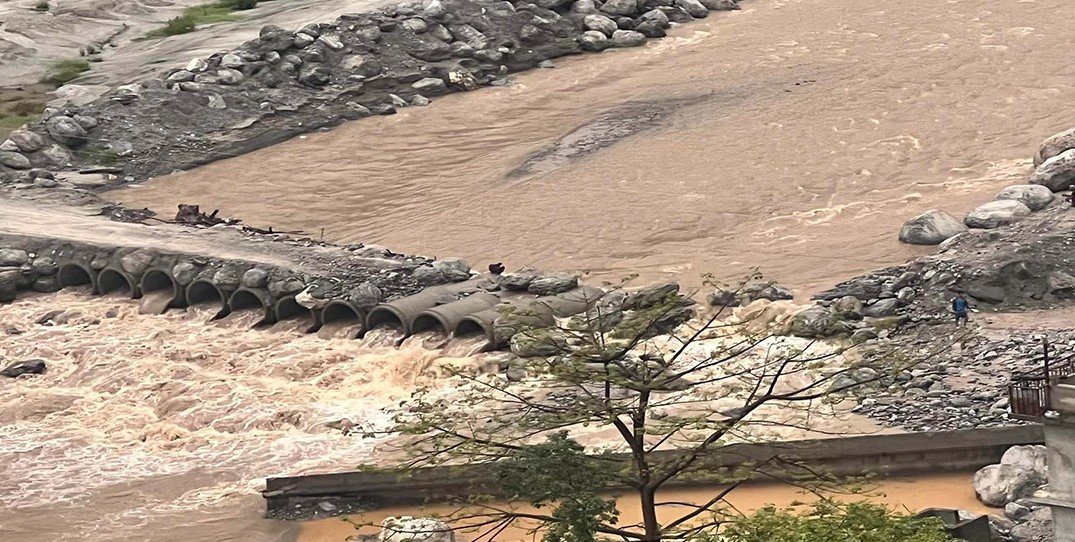 वर्षाका कारण मेलम्ची नदी आसपासका भौतिक संरचनामा क्षति