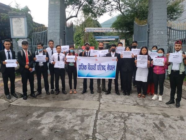 रोमन लिपिमा इम्बोस्ड नम्बर प्लेट जडान गर्नुपर्ने निर्देश विरुद्ध विद्यार्थी परिषद्को र्‍याली