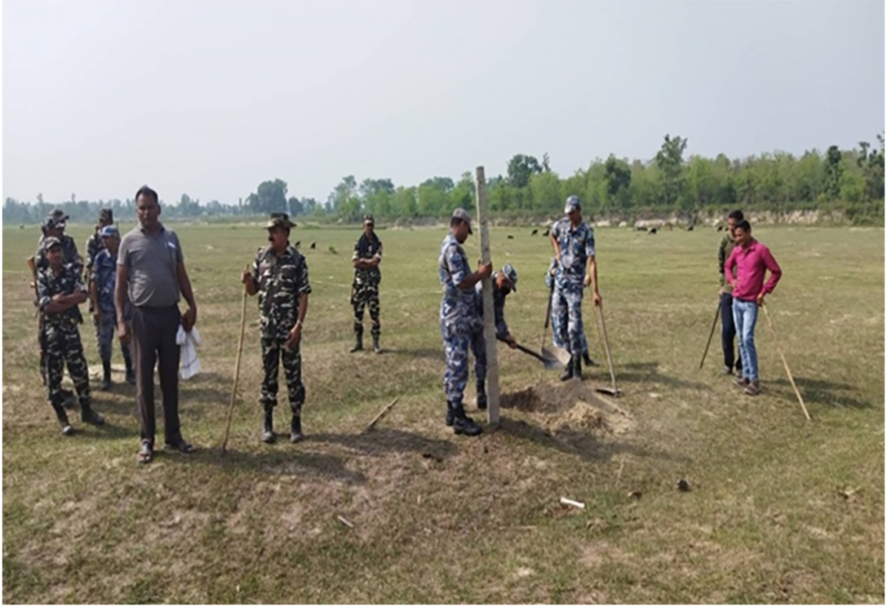 भारतीय सुरक्षाकर्मीले दशगजामा गाडेका सिमेन्टेड पोल र काँडेतार सशस्त्रले हटायो