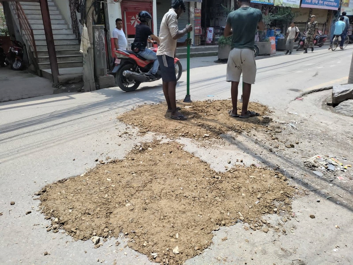 काठमाडौंमा कुद्न थाल्यो महानगरको पूर्वाधार एम्बुलेन्स