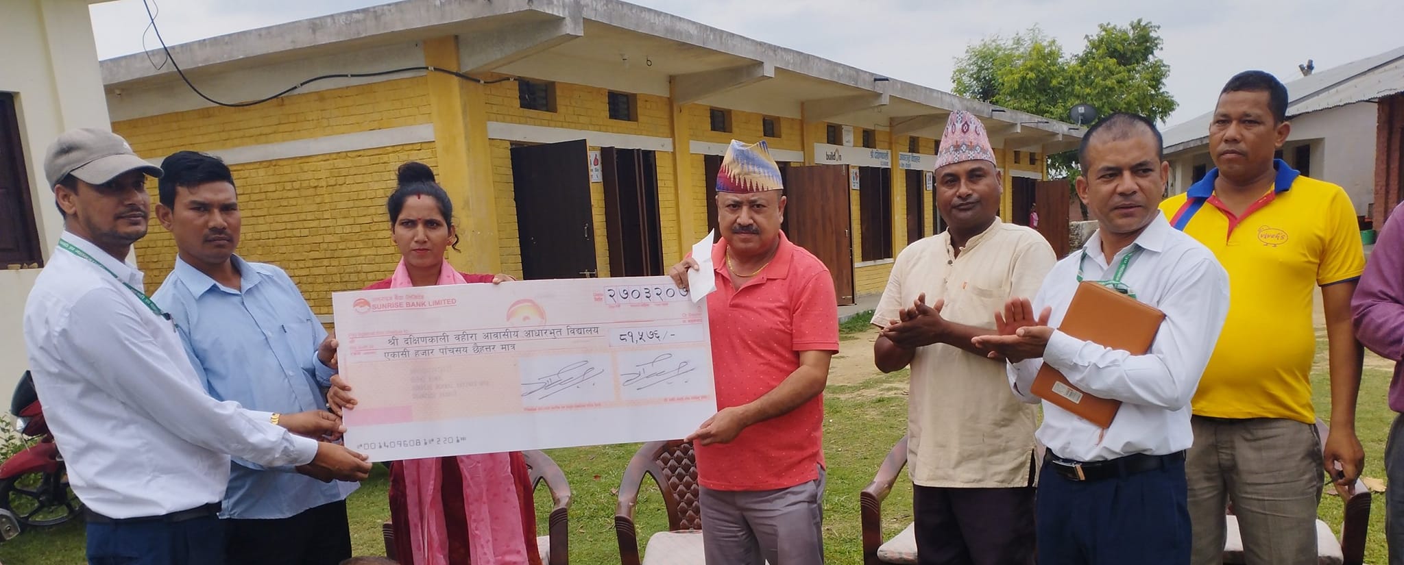 धनगढीका मेयर हमालद्वारा असार महिनाको सुविधा बहिरा आधारभूत विद्यालयलाई हस्तान्तरण