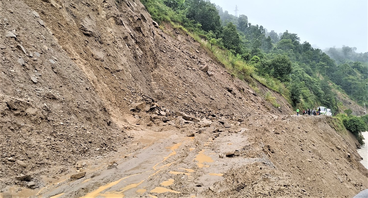 बाढीका कारण मेलम्ची– हेलम्बु सडक अवरुद्ध