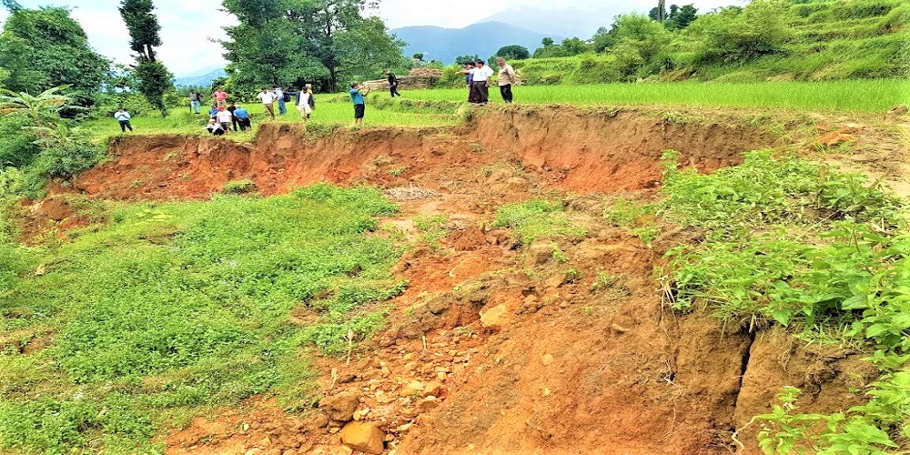 पर्वतमा पहिरोले ४ घरपरिवार विस्थापित