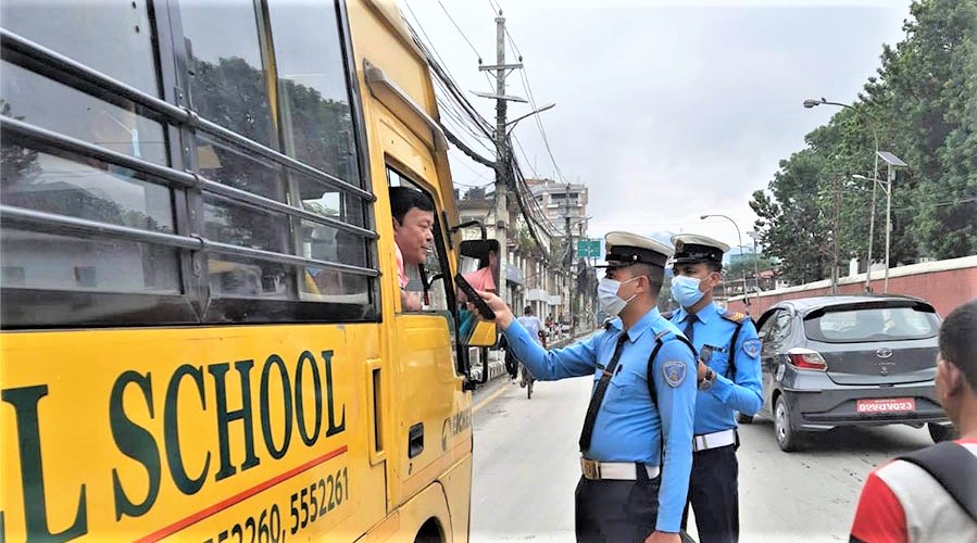 स्कुल बस चालक पनि मापसे कारबाहीमा