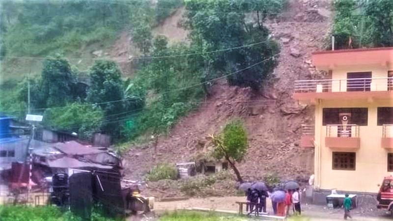 दोलखामा पहिरोले पुर्‍यो आधा दर्जन घर