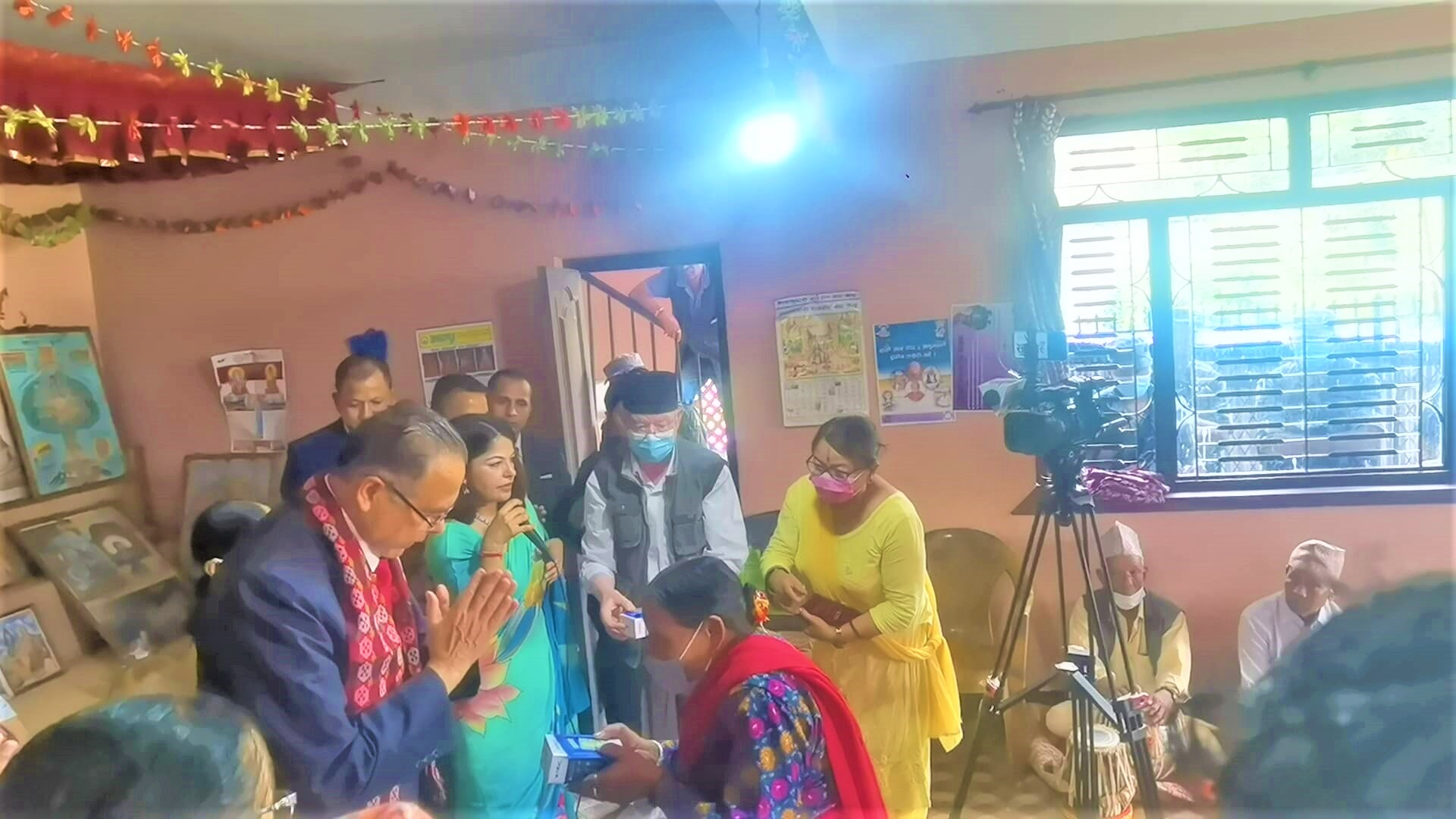 भरतमोहन अधिकारी फाउण्डेशनद्वारा ज्येष्ठ नागरिकलाई मोबाइल वितरण