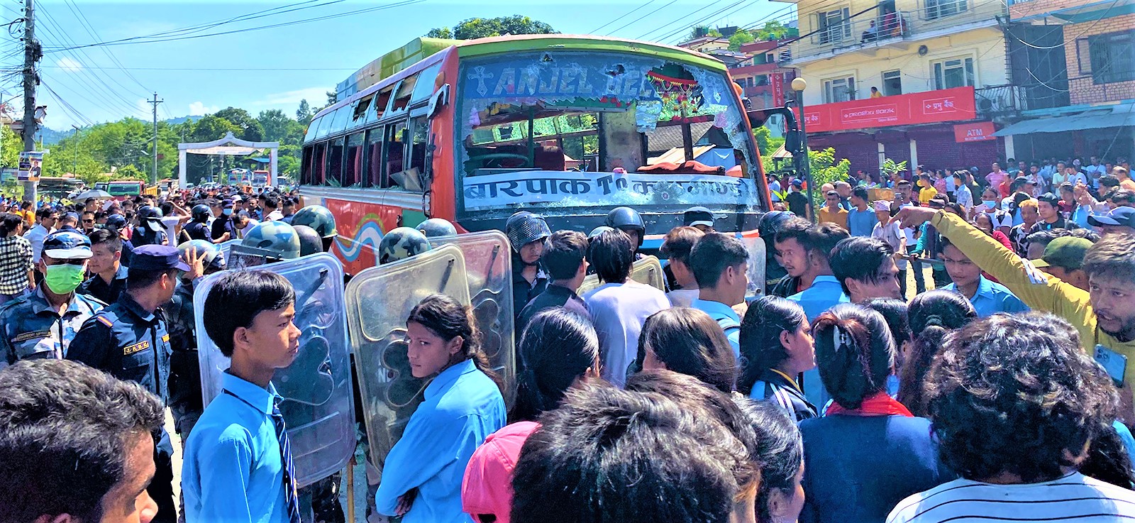 बसको ठक्क्रबाट एक विद्यार्थीको मृत्युः धादिङको गजुरी तनावग्रस्त