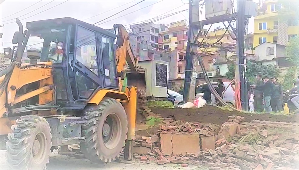 धोबीखोला क्षेत्रमा ‘अवैध’ टहरामा डोजर चलाउँदै महानगर