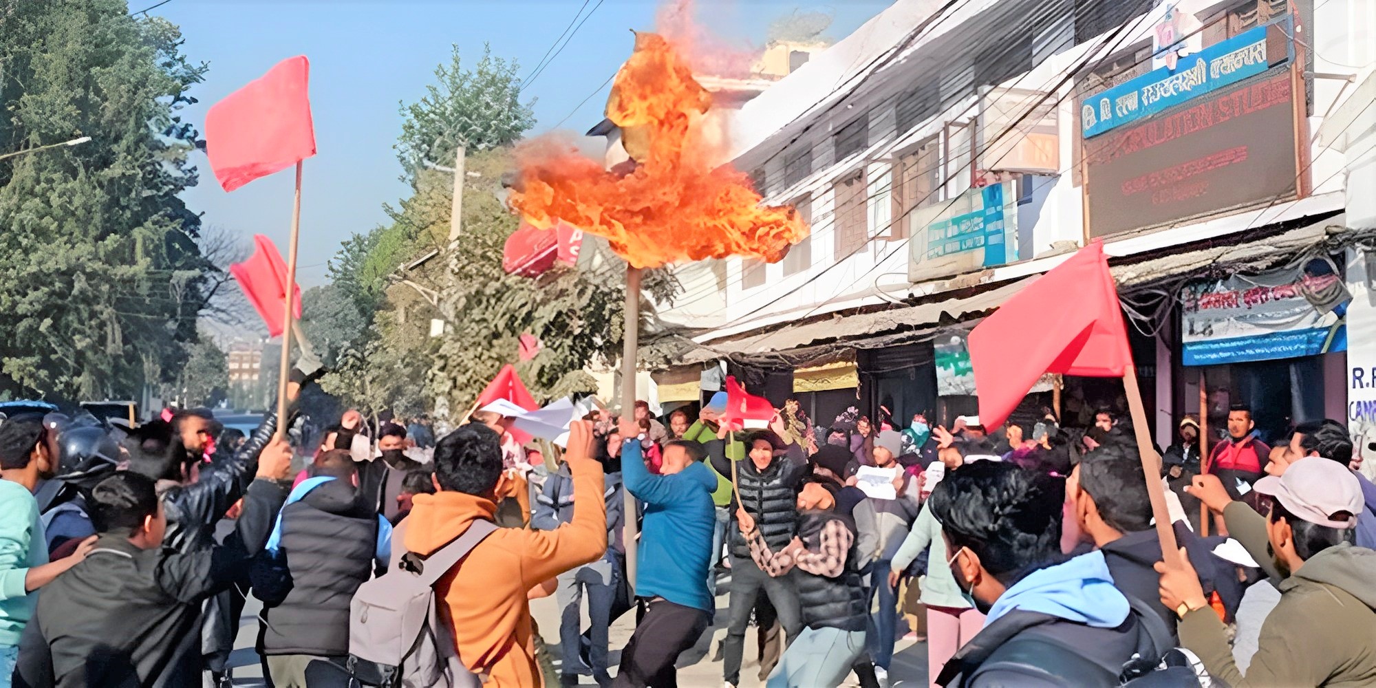 अनेरास्ववियूले शिक्षामन्त्रीको पुत्ला जलायो