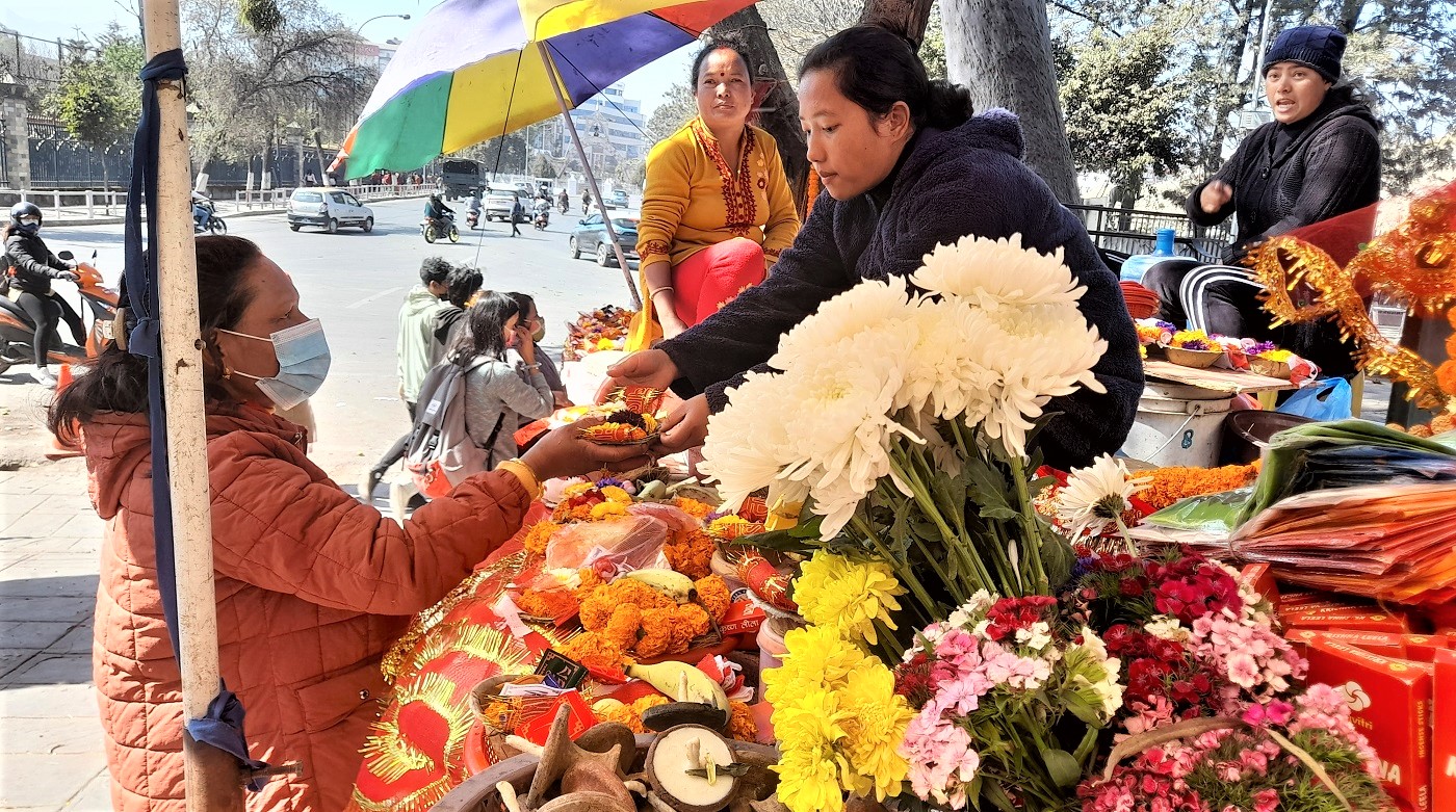 पूजाको सामान बिक्री गरेर मासिक ७० हजारसम्म आम्दानी