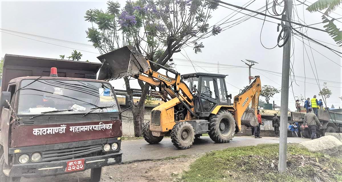 महानगरले हटायो सिहंदरबार अगाडिका अवैध संरचना