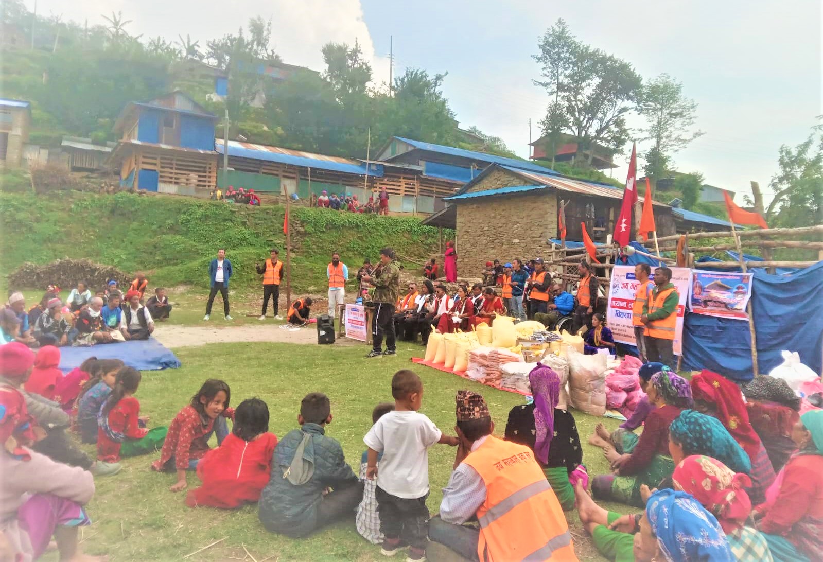 धादिङका ४० घरपरिवारलाई लत्ता कपडा र खाद्यन्न वितरण