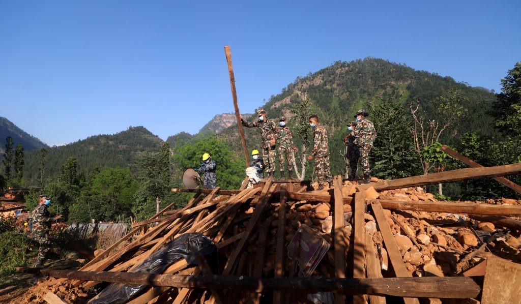 भूकम्प पीडितका अस्थायी आवास निर्माण गर्न सुरक्षाकर्मी खटाइने