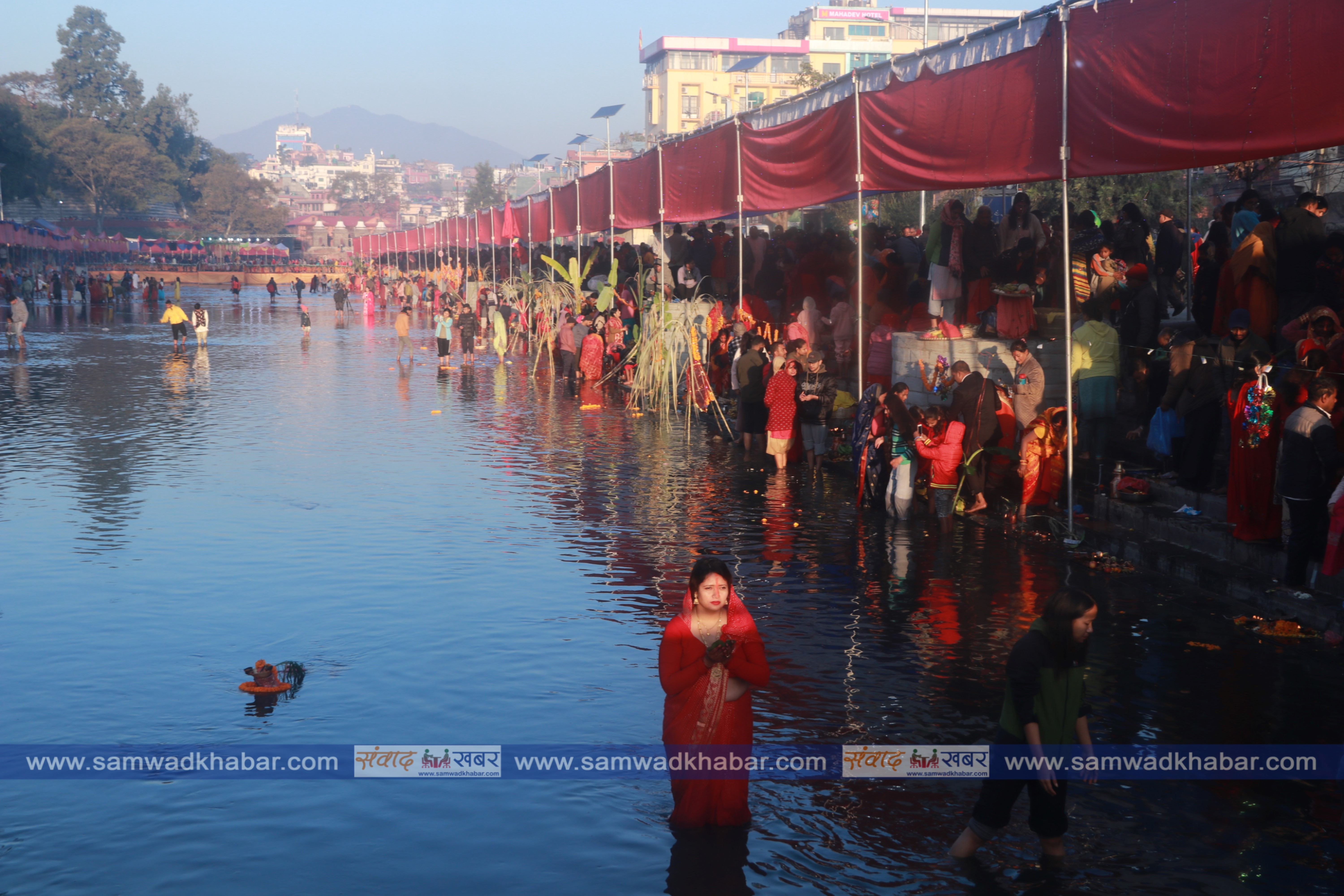 उदाउँदो सूर्यलाई अर्घ दिँदै गौरीघाटमा छठ पर्वको समापन (तस्विरसहित)