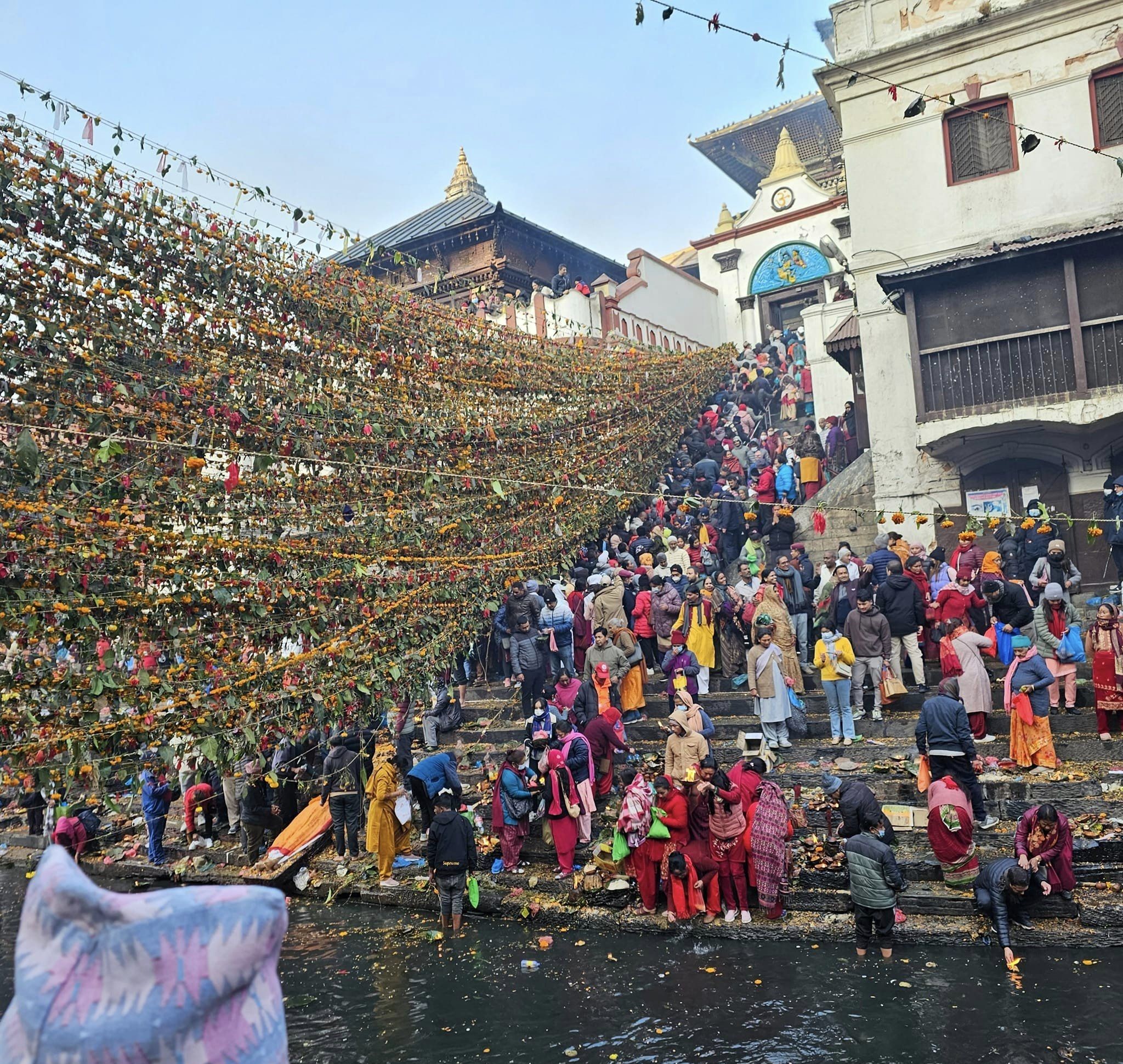 पितृको सम्झनामा पशुपतिमा छरियो शतबिज