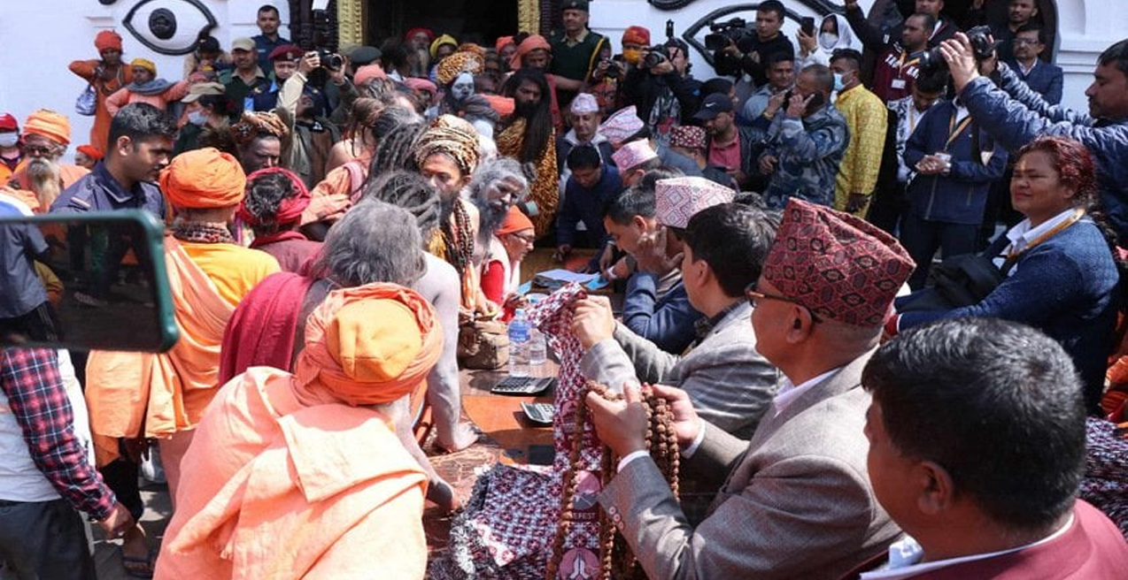 महाशिवरात्रिमा आएका साधुहरूलाई दक्षिणा दिएर बिदाइ गरिँदै